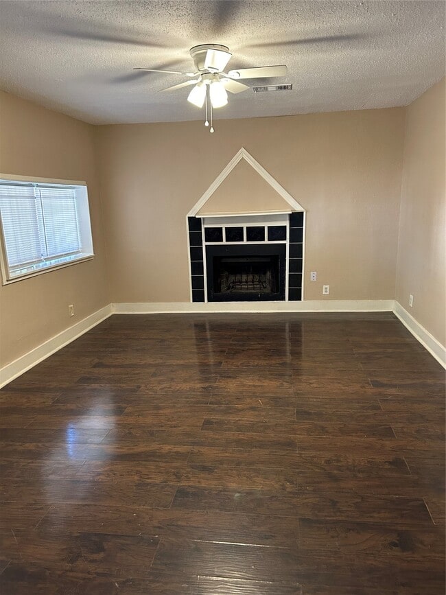 Building Photo - 10018 Valley Wind Dr