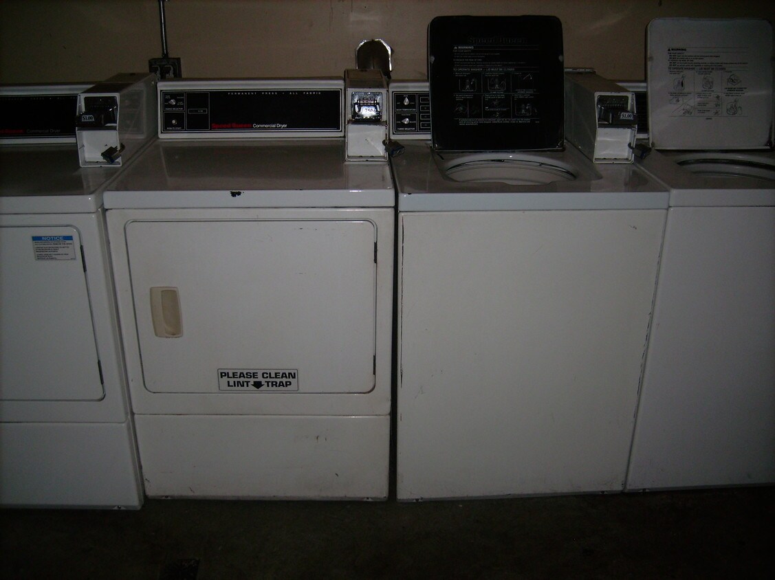 Foto del edificio - 1456 1/2 E Chevy Chase Dr