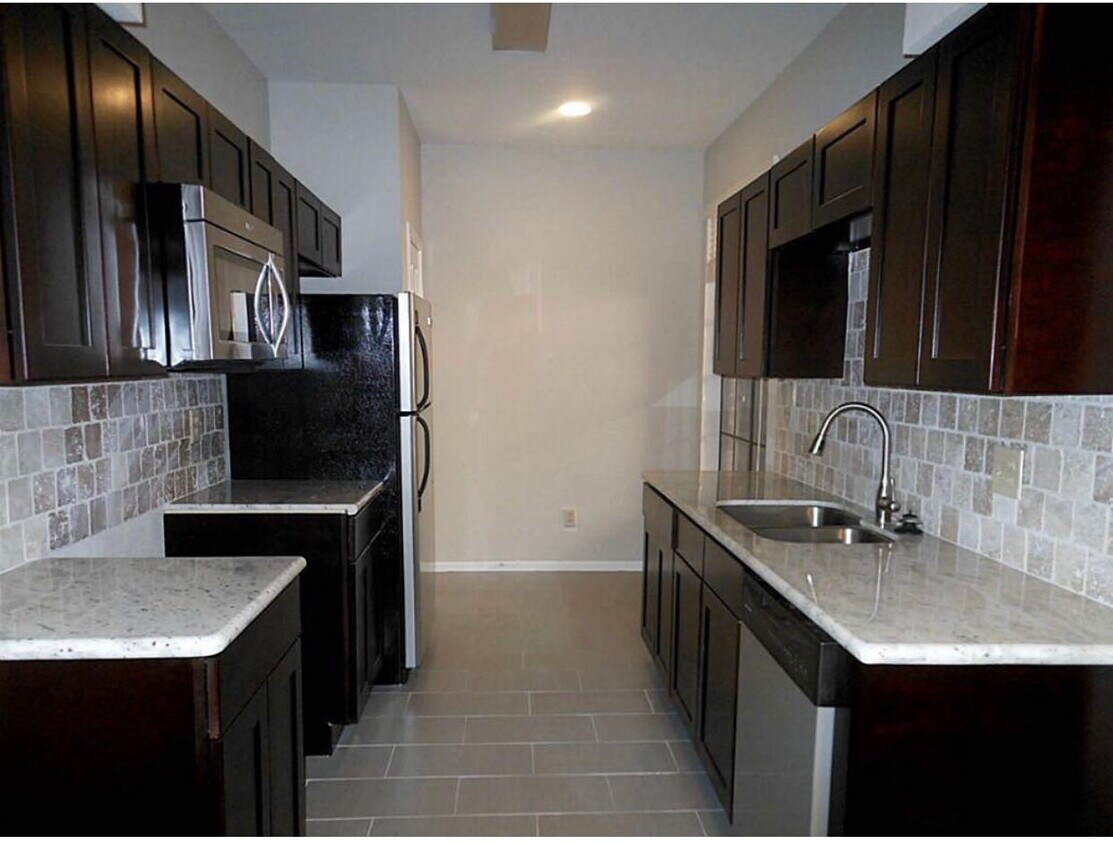 Building Photo - 2255 Braeswood Park Dr