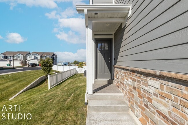 Building Photo - Wonderful Roy Townhome