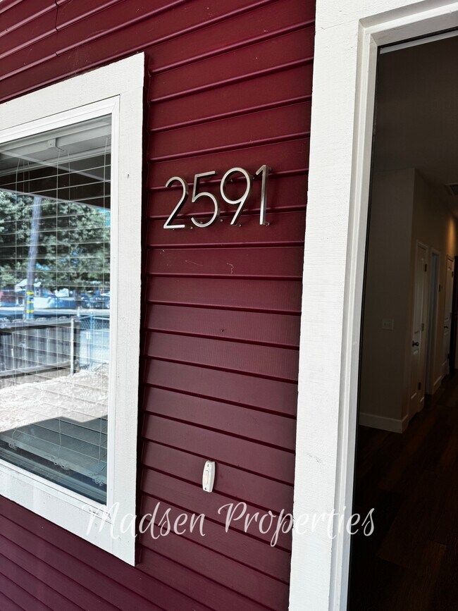 Foto del edificio - 2591 Brown Ave