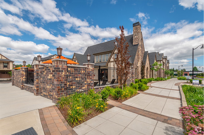 Building Photo - The Villas at Amberglen West