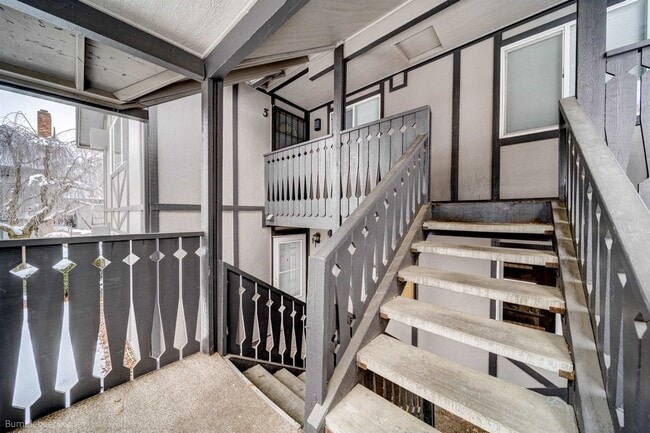 Building Photo - 102 E Weile Ave