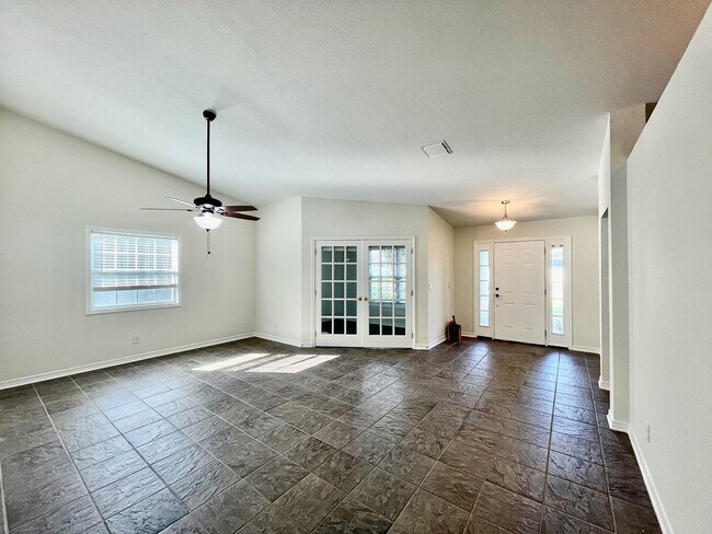 Building Photo - Spacious 4 Bed / 3 bath home near Pier Park