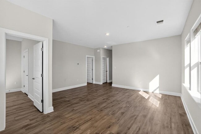 Foto del edificio - 213 Flowers Ave