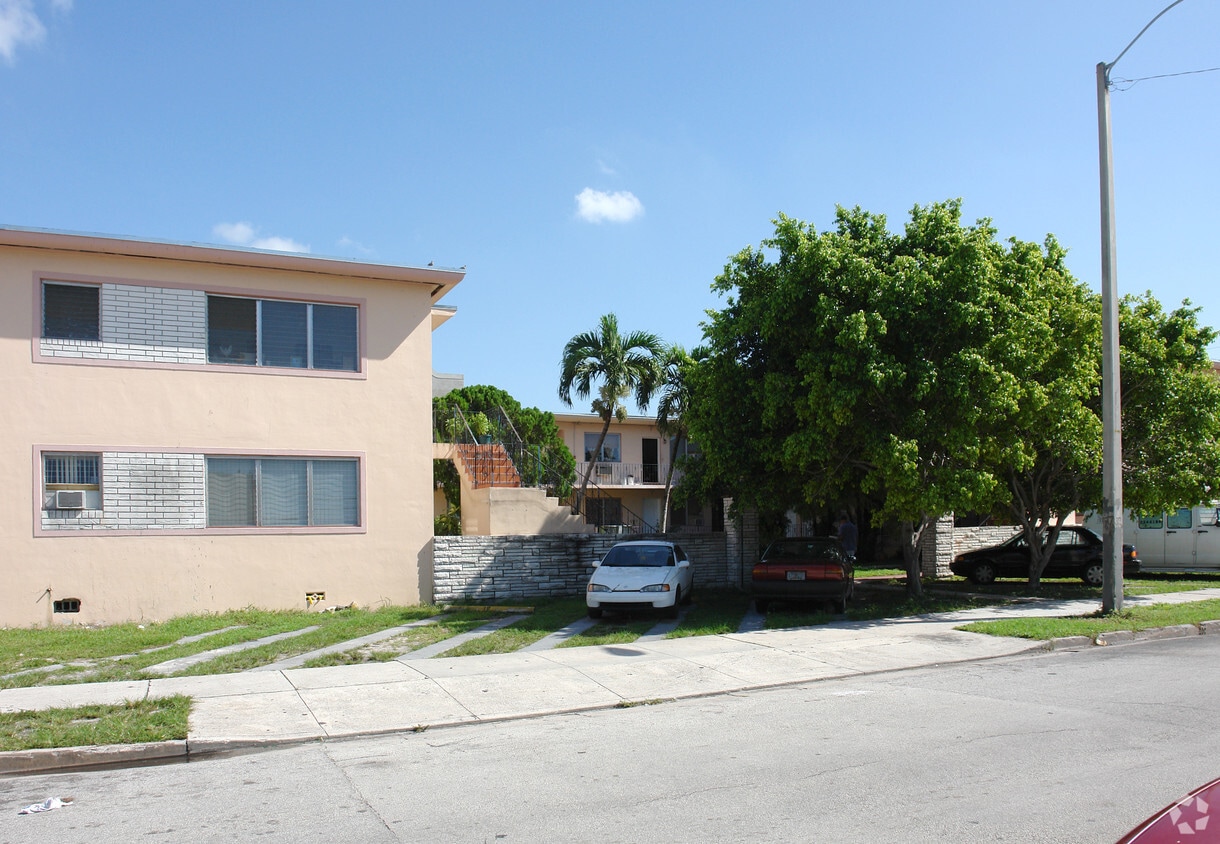 Primary Photo - De Vivar Apartments