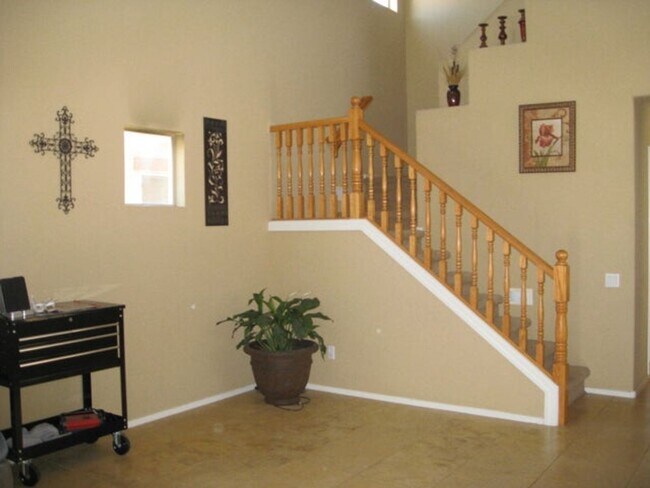 Foto del edificio - Beautiful three bedroom plus den/loft, 2.5 bath upgraded home  In West Phoenix Close to I-10 & 101