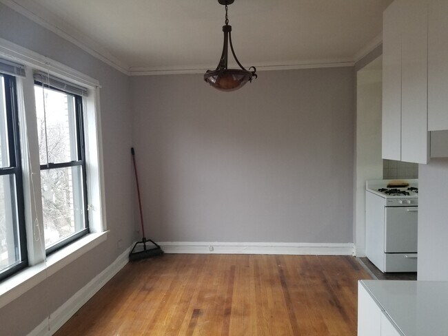 Building Photo - 1431 W Carmen Ave