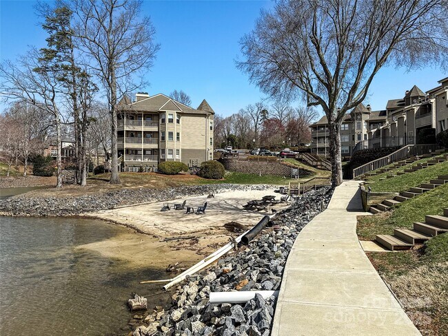 Building Photo - 13933 Queens Harbor Rd