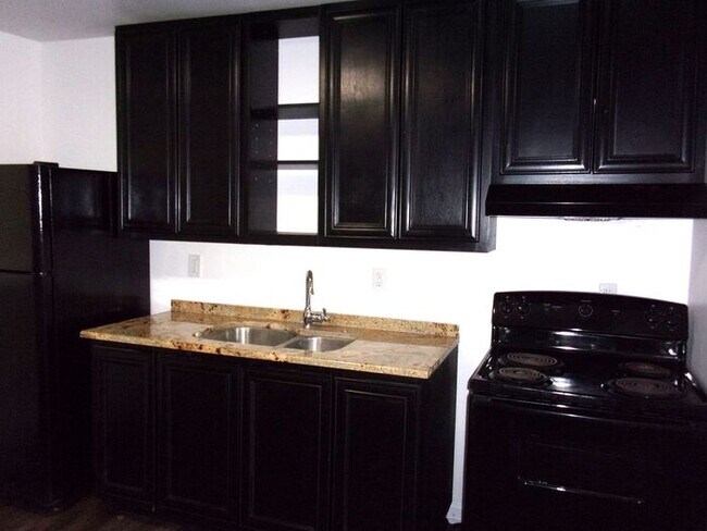 Building Photo - Beautifully Renovated 2 Bedroom 1 Bath Home