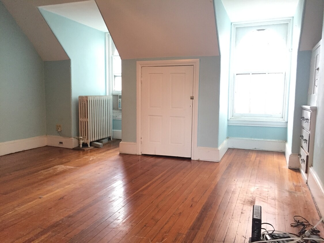 Primary Photo - 2036 Locust St