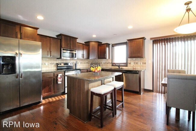 Building Photo - 155 SE Pleasant View Dr