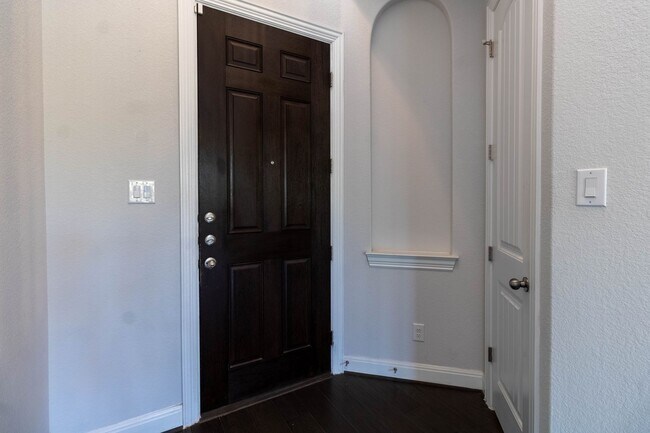 Foto del edificio - Stunning two story 4 bedroom with den and ...