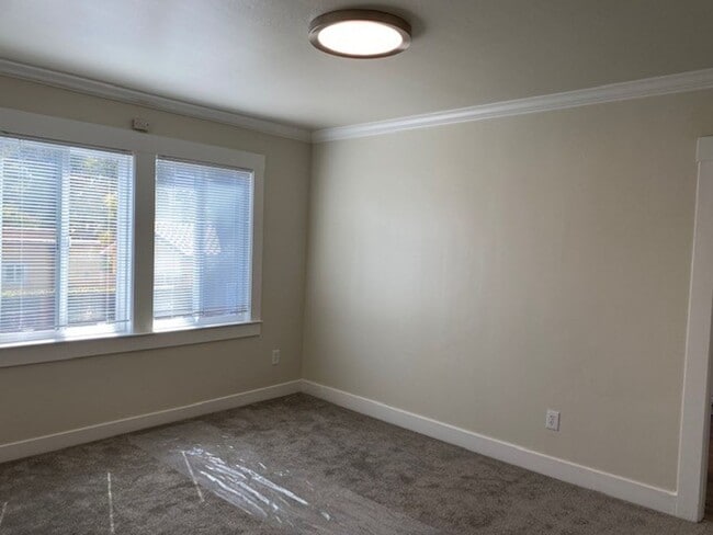 Building Photo - 122 Nueva Ave