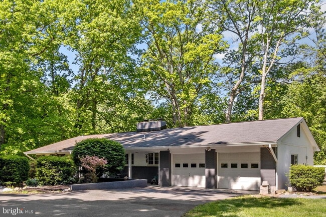 Spacious Single-Family Home with Flexible Living Spaces - Spacious Single-Family Home with Flexible Living Spaces