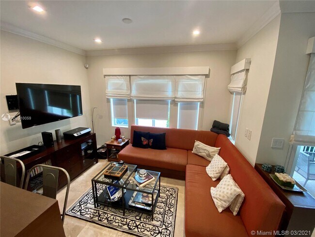 Foto del edificio - 584 Fernwood Rd