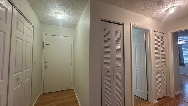 Building Photo - 666 Kenwick Cir