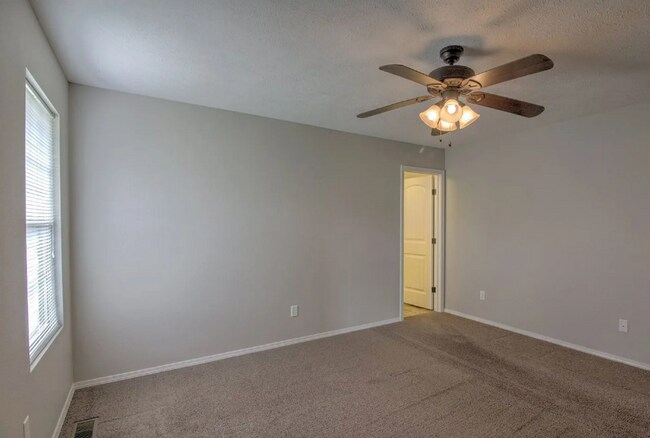 Foto del edificio - Beautiful 3 bedroom home with a fenced in ...
