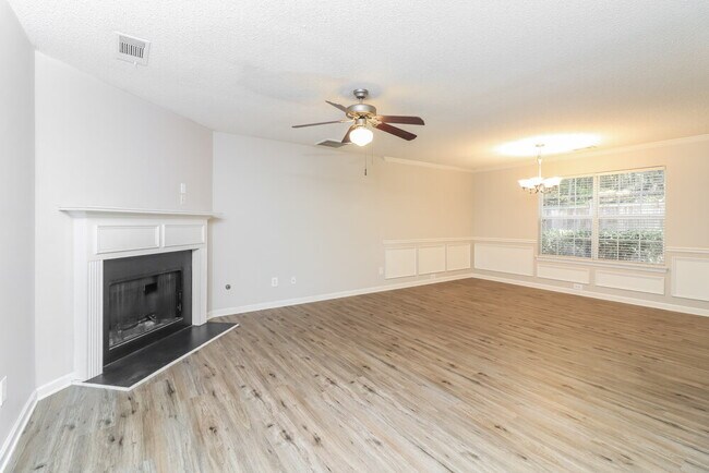 Foto del edificio - 383 Hidden Creek Ln