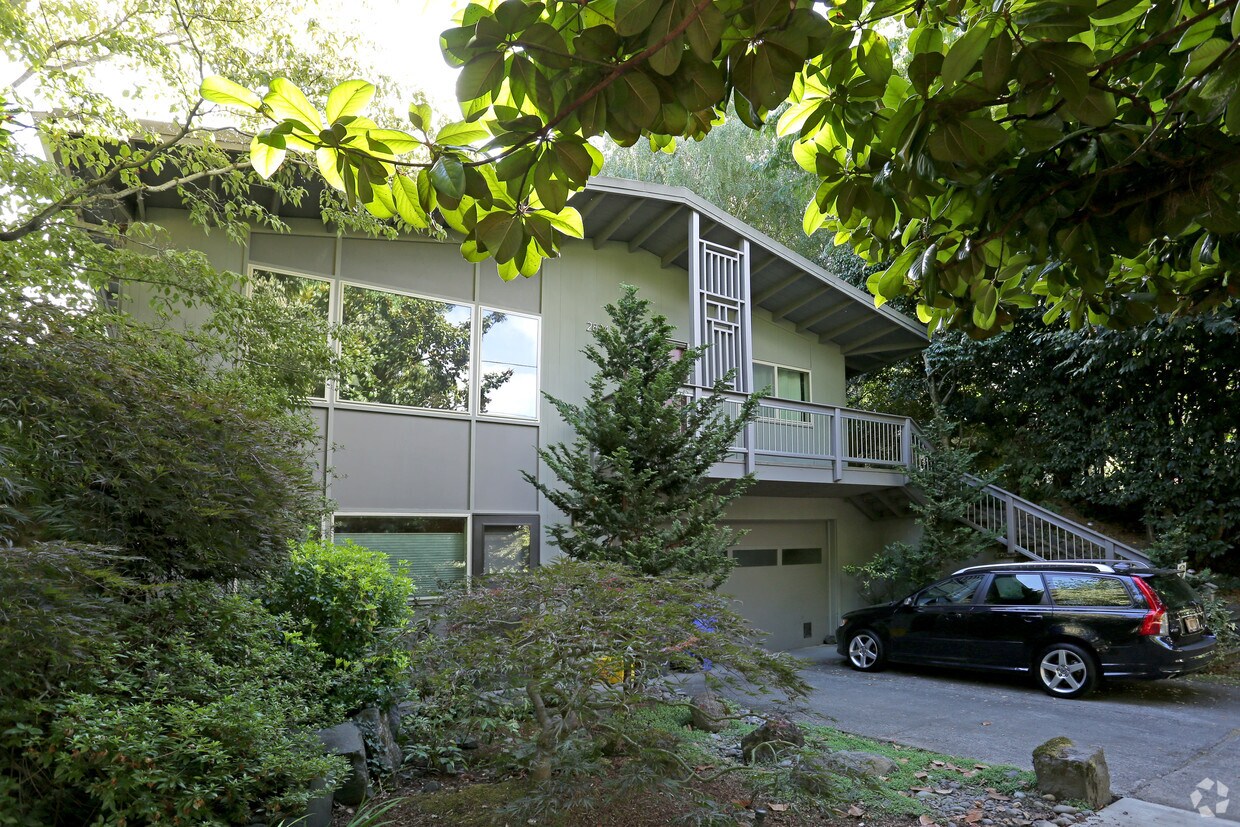 Building Photo - 2810 NE 21st Ave