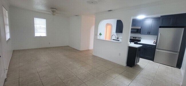 Foto del edificio - 7204 N Cameron Ave