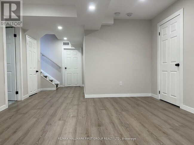 Building Photo - 12 Crombie St