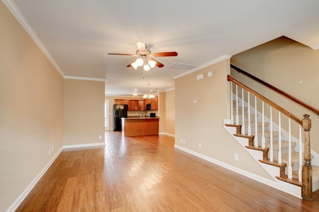 Building Photo - Beautiful Town Home Across From Tennova an...