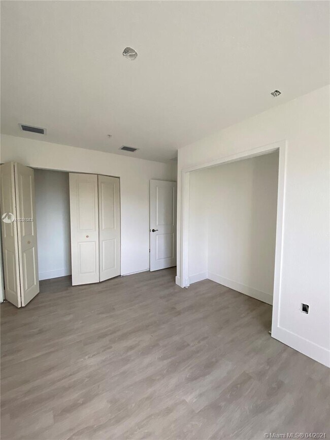 Foto del edificio - 875 SW 7th St