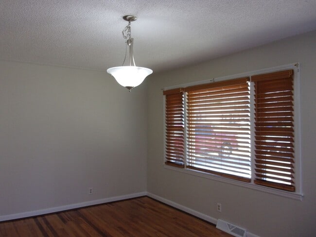 Building Photo - 3 Bedroom 2 Bath Home on Large Corner Lot