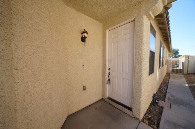 Building Photo - SHOWINGS AVAILABLE NOW