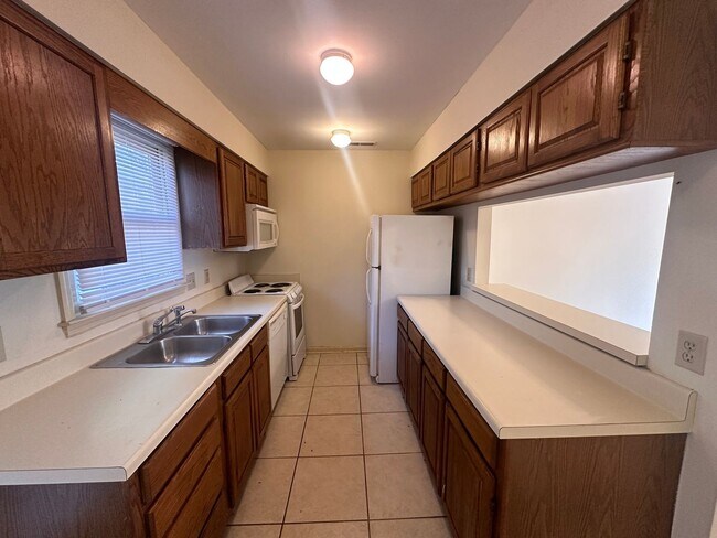 Building Photo - 2 Bed 2 Bath Townhouse