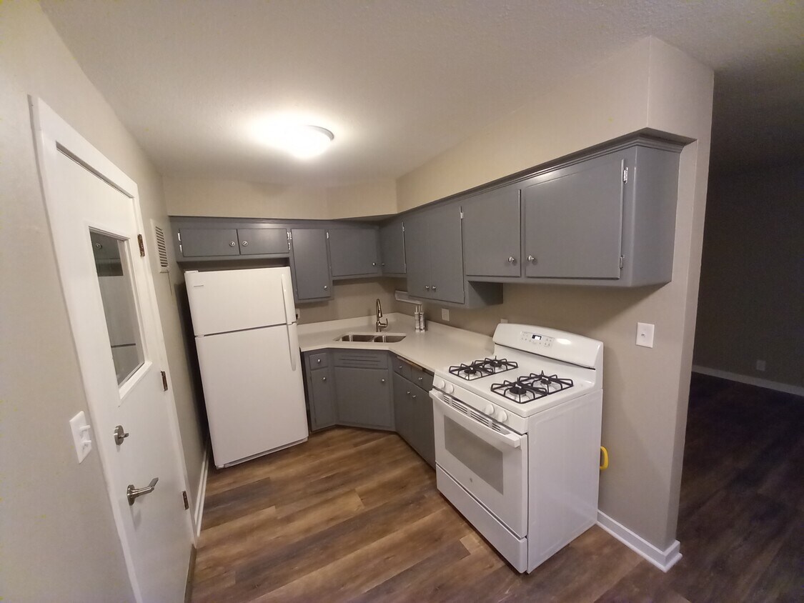 Eat-in kitchen - 2129 S 108th St