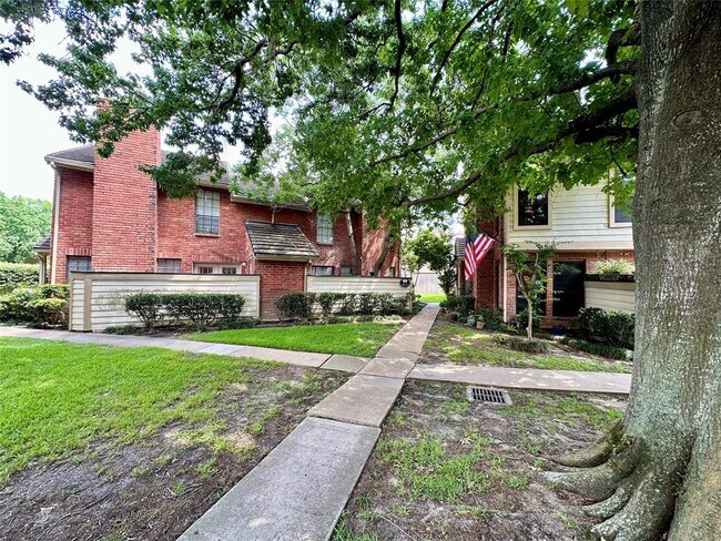 Building Photo - 2211 S Kirkwood Rd