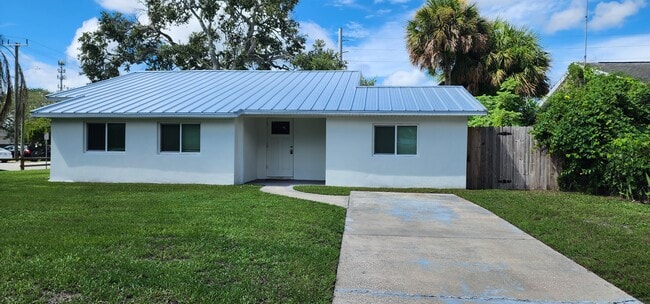 Building Photo - 1576 Avocado Ave