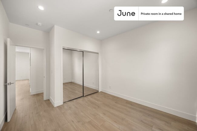 Building Photo - Private bedroom in 4 bed/4 bath Home