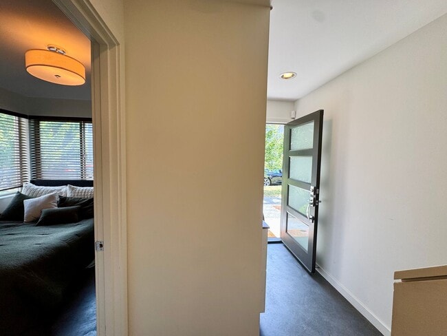Building Photo - Ballard Townhome
