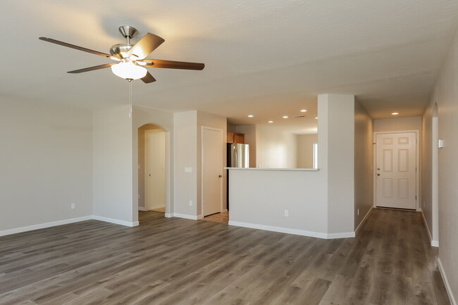 Building Photo - 2724 E Paradise Ln