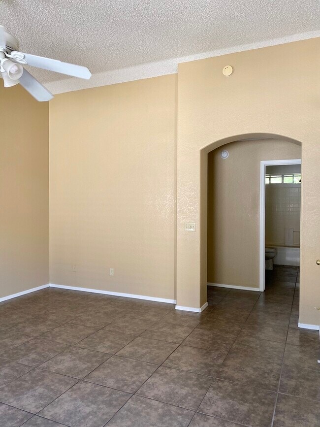 Building Photo - HOUSE FOR RENT