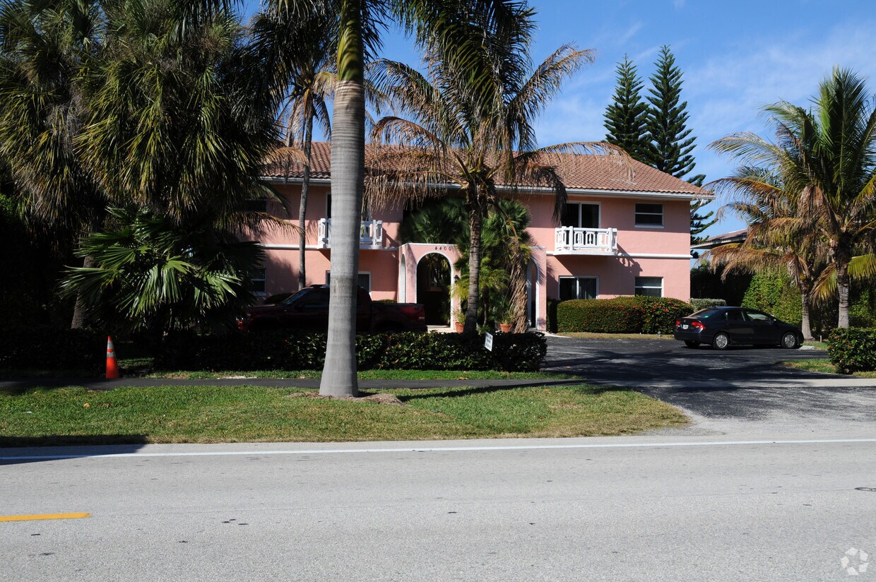 Primary Photo - 4400 S Ocean Blvd
