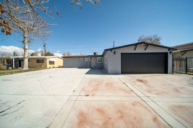 Building Photo - 44010 Carolside Ave