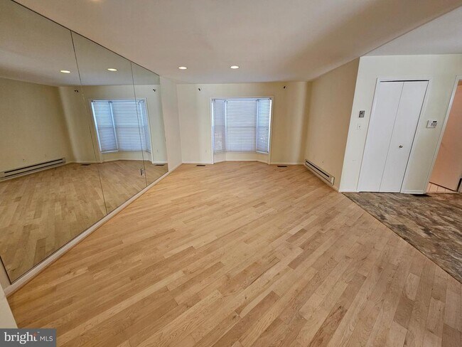 Foto del edificio - 6908-6910 Ten Timbers Ln