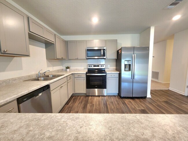 Building Photo - Stunning Nearly-New 4/2 in the Heart of Pe...