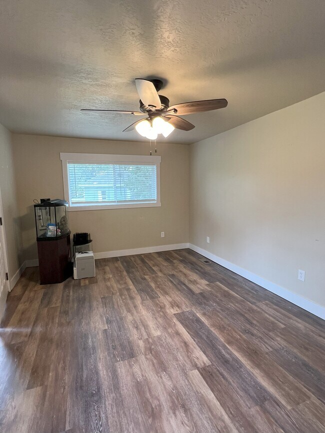 Building Photo - 795 4900 W
