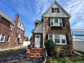 Building Photo - 576 Liberty Ave