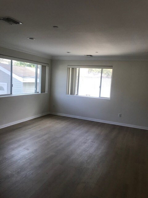Living room - 10118 Fernglen Ave