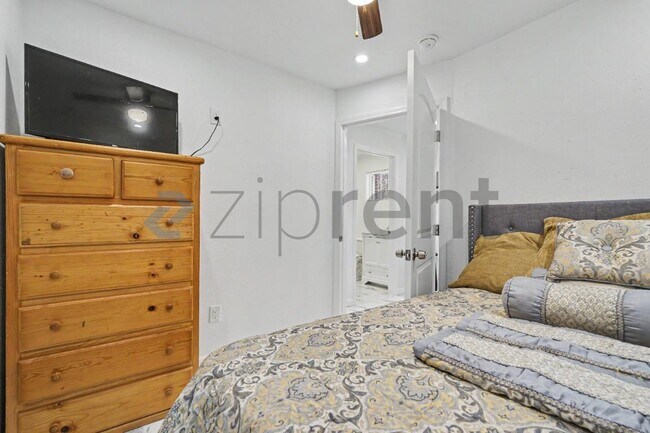 Building Photo - Unit 1/2