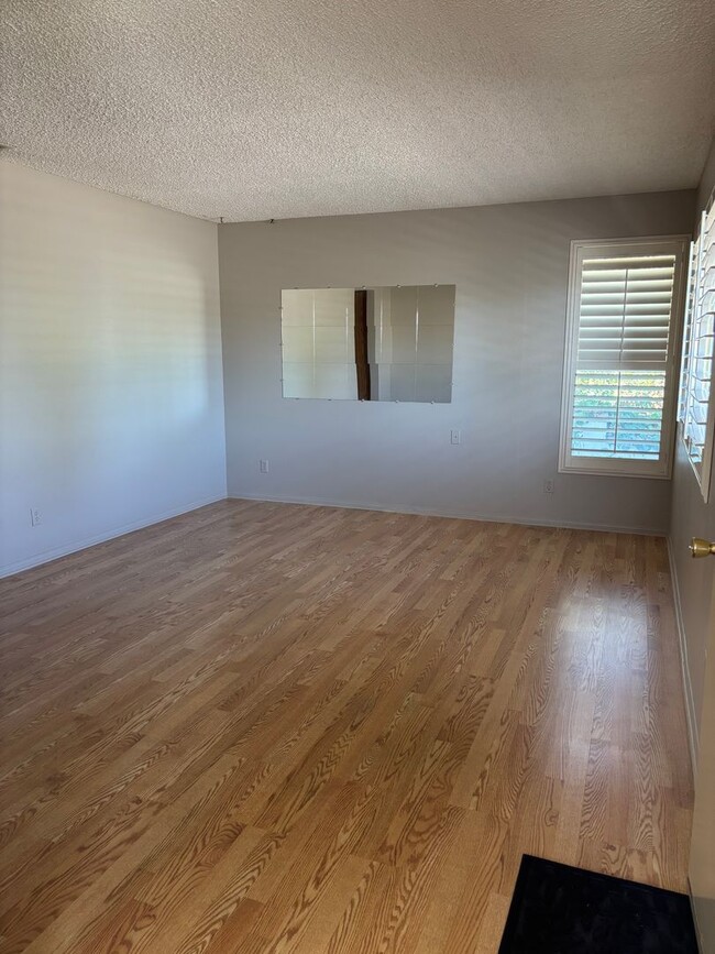 Foto del edificio - Spacious 2 Bedroom with Sunroom & Office 5...