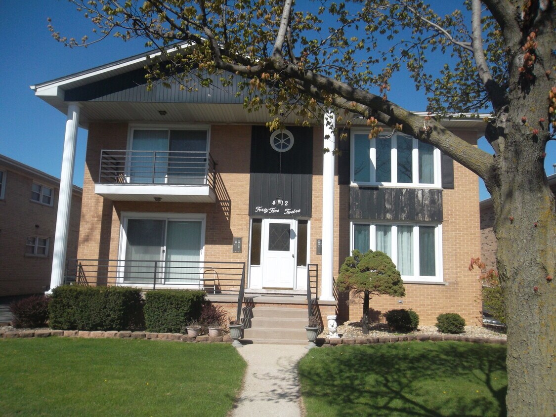 4512 Elm Ave Unit 2N, Brookfield, IL 60513 Room for Rent in