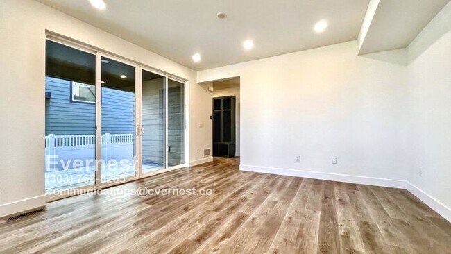 Foto del edificio - 3-Bedroom, 2.5-Bath Home with Modern Appli...