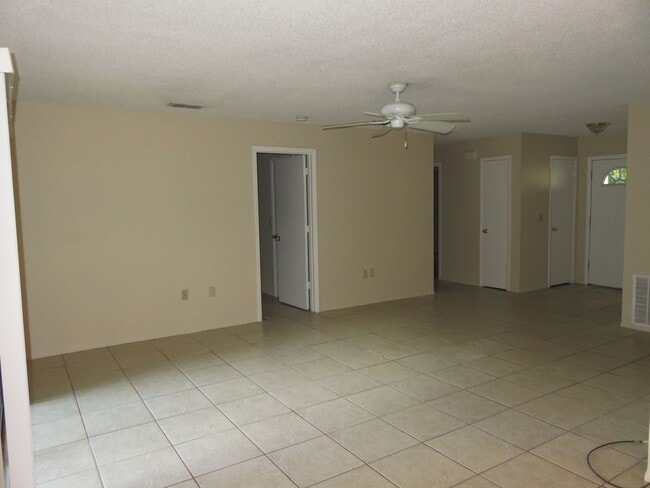 Building Photo - Open and bright 2/2 with garage